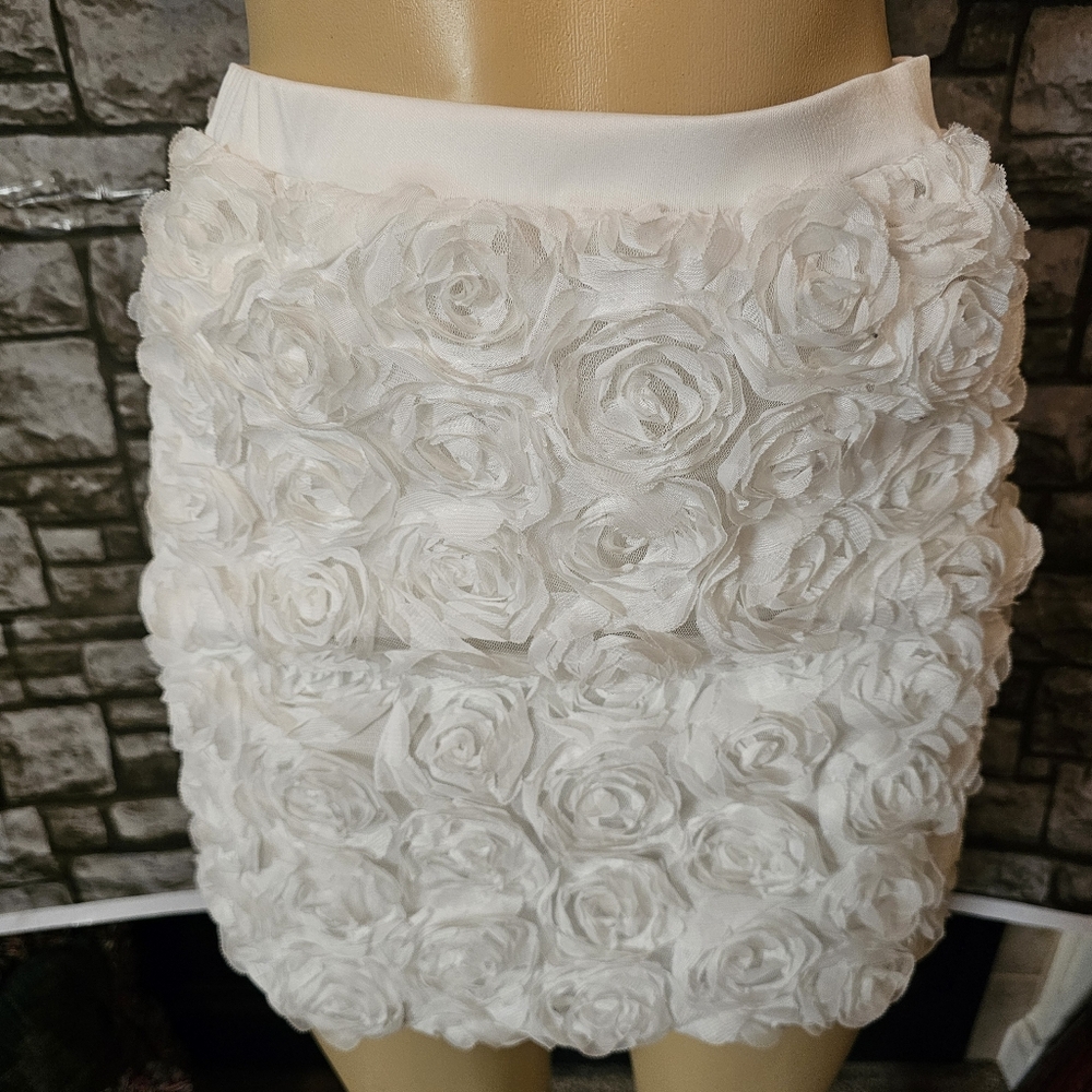 NWT. White Textured Rose Skirt. - Picture 4 of 7